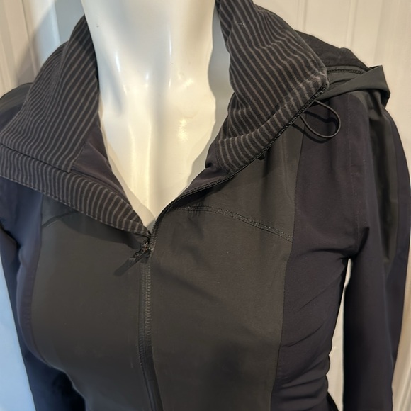 Lululemon Women’s Windbreaker Jacket - rare - Picture 7 of 12